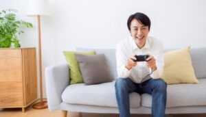 室内でゲームをする男性