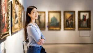 美術館で立ち止まる女性