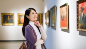 美術館で作品を楽しむ女性