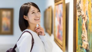 美術館で笑顔の女性