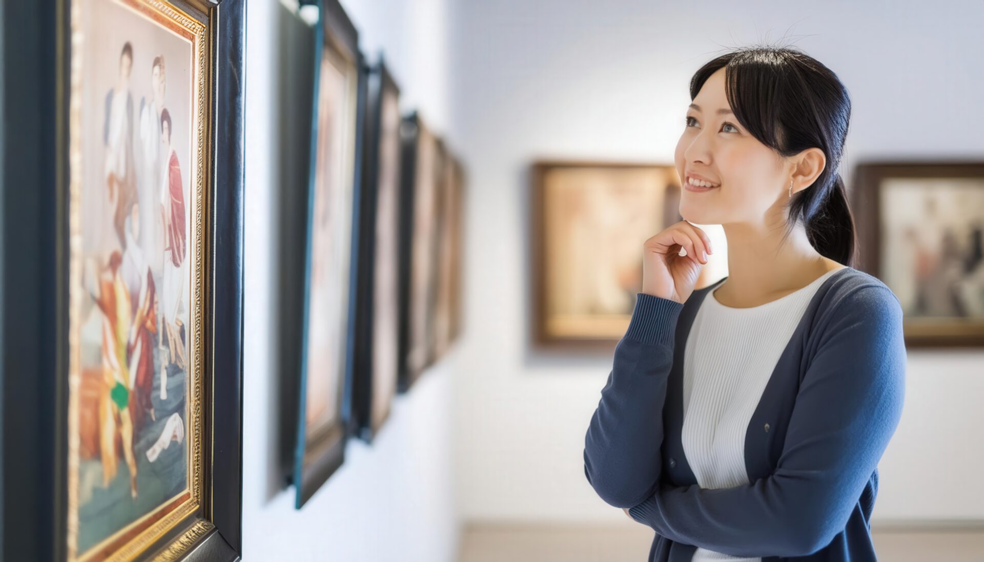 美術館で考え事をする女性