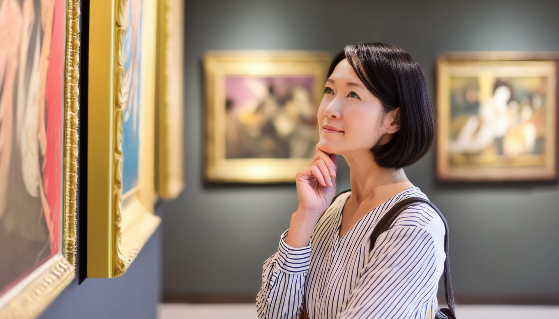 美術館で絵画を見る人2