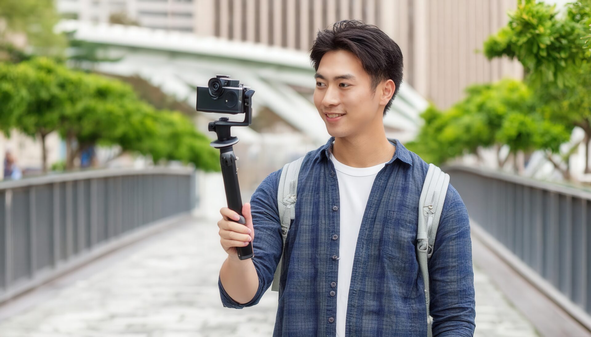 自撮りをする男性