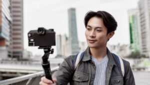 都会で自撮りをする男性