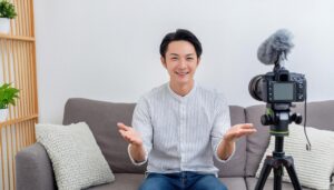 動画クリエイターの室内風景