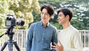 屋外でカメラを使う男性2人