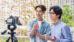 都会の中で撮影をする男性2人