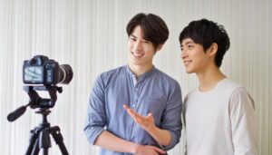 室内で撮影をする男性2人