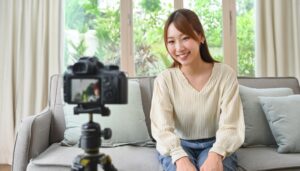 笑顔で動画を撮影する女性