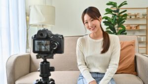 笑顔でカメラの前に座る女性