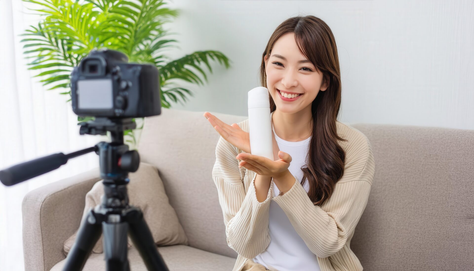 笑顔で商品を持つ女性