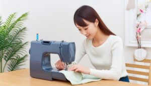 ミシンで裁縫する女性