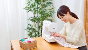ミシンを使って裁縫する女性