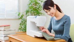 明るい部屋でミシンを使う女性