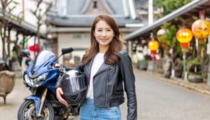 神社の近くでバイクと立つ女性