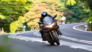 カーブを走行するライダー