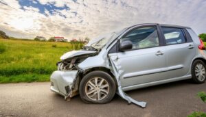 前面が破損した車