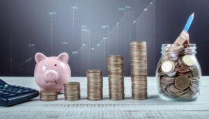貯金箱とコインが並ぶ経済イメージ