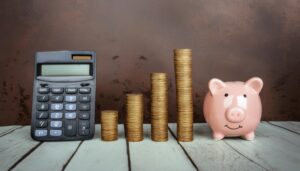 電卓とコインが整列した貯金イメージ
