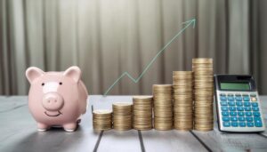 笑顔の貯金箱と水色の矢印がある硬貨と電卓
