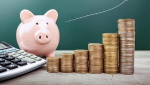 電卓とコインが積み上げられた貯金のイメージ