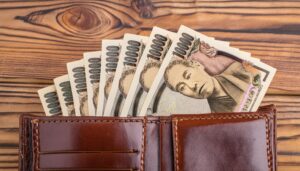財布に入った一万円札のイメージ