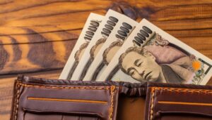 茶色の財布から見える一万円札