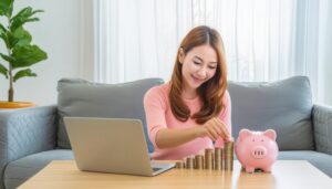 ピンクの貯金箱とコインを管理する女性
