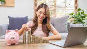 貯金箱にコインを投入する女性