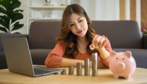 コインを積み上げる女性