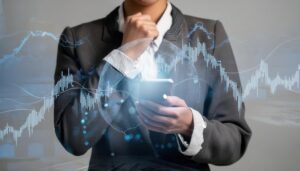 スマートフォンで経済情報を確認するビジネスウーマン