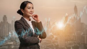 都市を背景にした成長イメージを描くビジネスウーマン