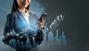 スマホで株価をチェックするビジネスシーン