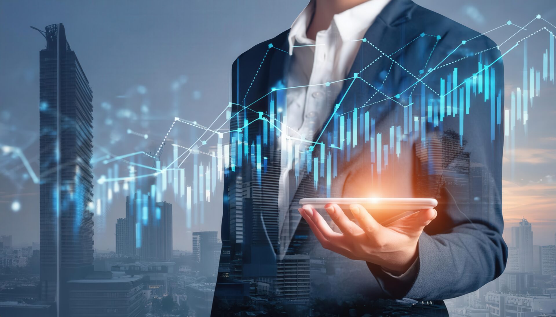 都市を背景に株価をスマホで管理するビジネスパーソン