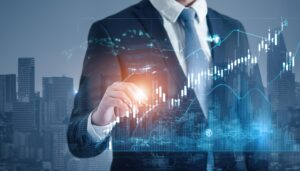 ペンを使って株価を分析するビジネスイメージ