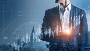 上昇チャートを見つめるビジネスパーソン