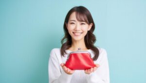赤いがま口を持つ明るいイメージ