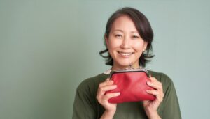 赤いがま口で家計を考えるイメージ