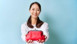 赤い財布を手渡す家計管理イメージ