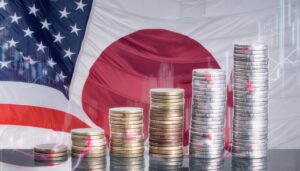 日米国旗を背景に積み上がるコインのイメージ