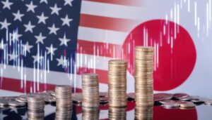 日米の国旗を背にしたコインの山で見る投資