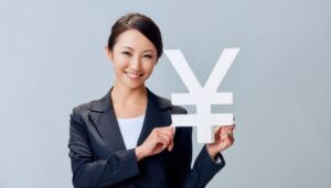 円マークを持つビジネスパーソン