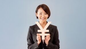 円マークを手にしたビジネスパーソン