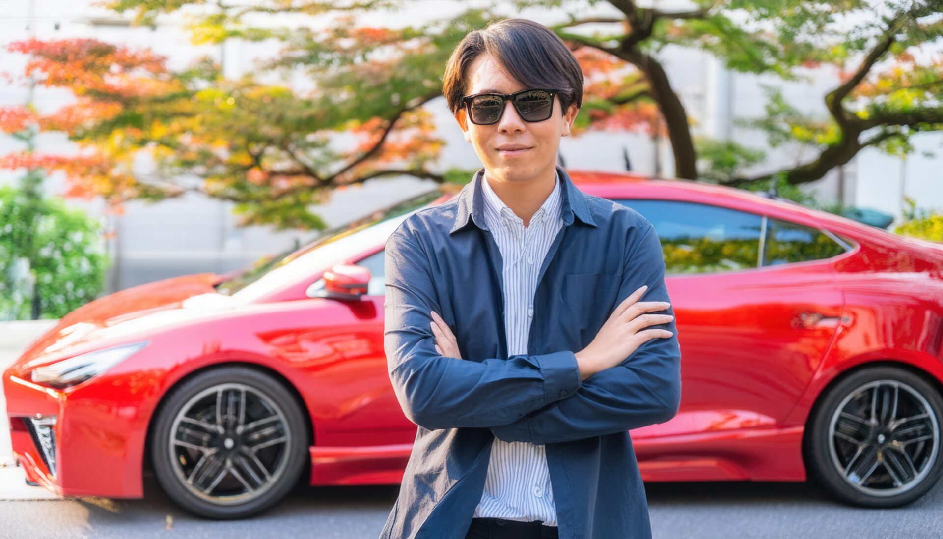 赤い車の前でポーズをとる人物03