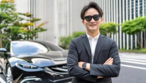 黒い車の前でポーズをとる人物01