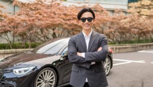 黒い車の前でポーズをとる人物02