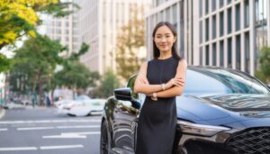 黒い車の前でポーズをとる女性03