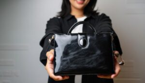 ブラックバッグを持つ女性06