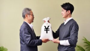 相続を渡す老年の男性と若い男性の白い袋