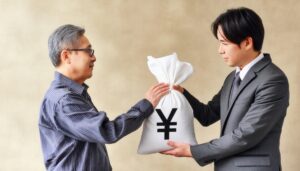 相続を渡す老年の男性と息子